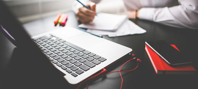 签约高级文员与电脑财务